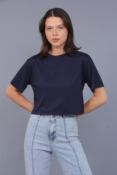 MODEL KUMAŞ SALAŞ CROP TİŞÖRT