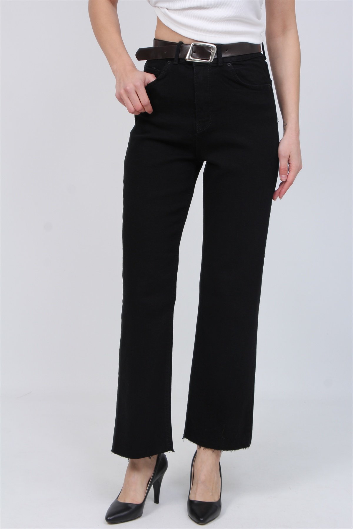 Kemerli Kesik Paça Kot Pantolon 